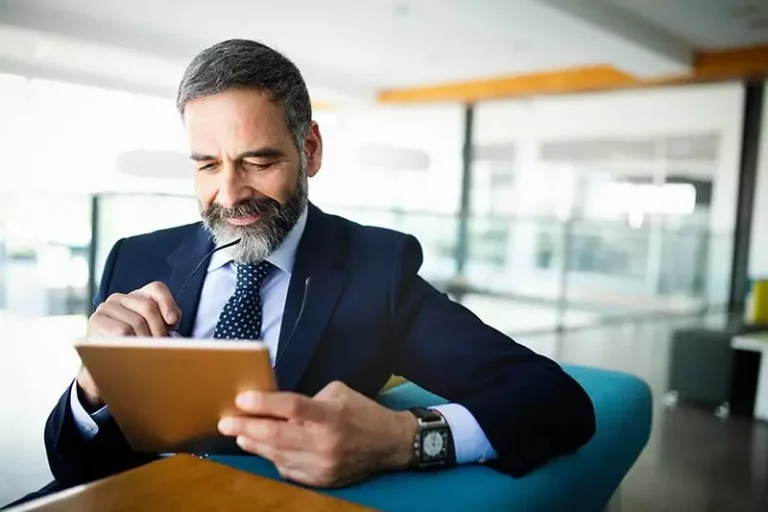 DRH qui regarde les résultats satisfaisants de la solution vertical expense